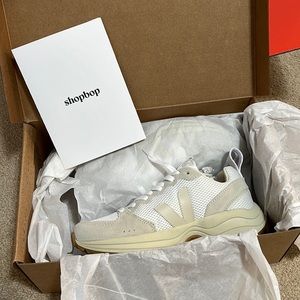 Veja Venturi in White/Beige